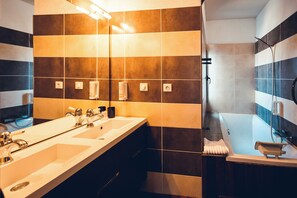 Deluxe Double Room, Sea View | Bathroom | Hair dryer - Hotel Marina D'oro  (Rogliano)