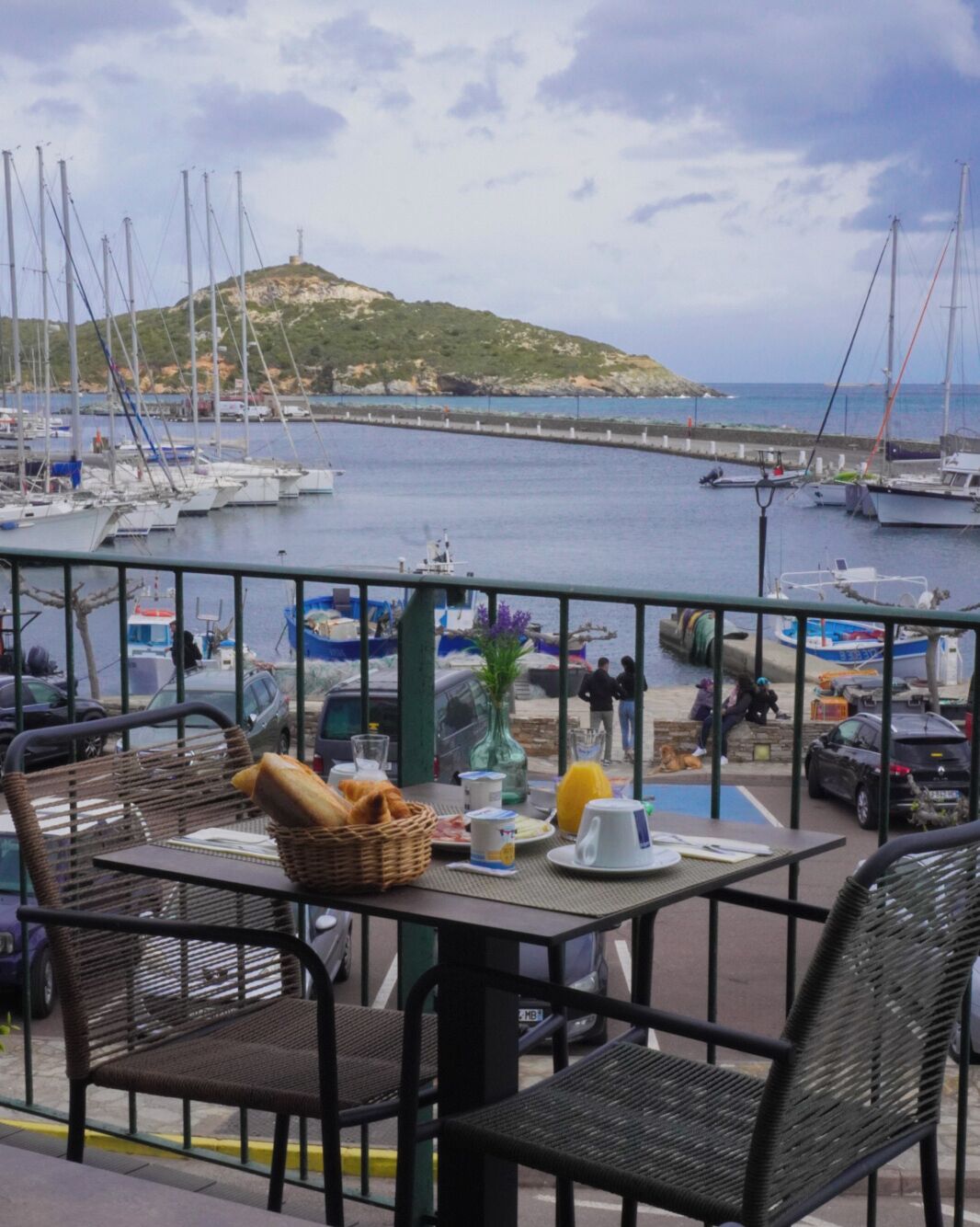 Desayuno buffet diario (EUR 10 por persona)