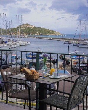 بوفيه فطور يوميًا بتكلفة قدرها (10 EUR للشخص)