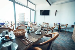 بوفيه فطور يوميًا بتكلفة قدرها (10 EUR للشخص)