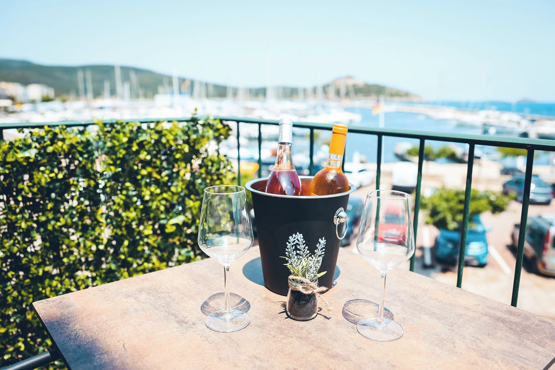 مكتب وستائر تعتيم وتجهيزات عازلة للصوت ومكواة/لوح كي