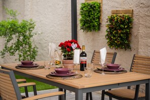Outdoor dining - Green Nest, welcomes you with its green soul just 15 minutes from downtown. (Firenze)