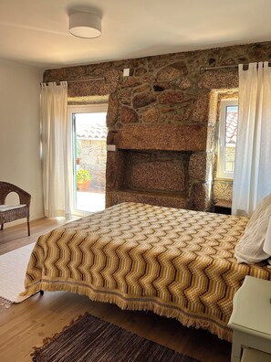 2 bedrooms, iron/ironing board, travel cot, free WiFi