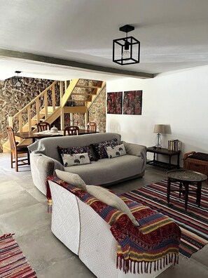 Smart TV, fireplace - Remodeled Rustic House, with Terrace and Garden (Águas)