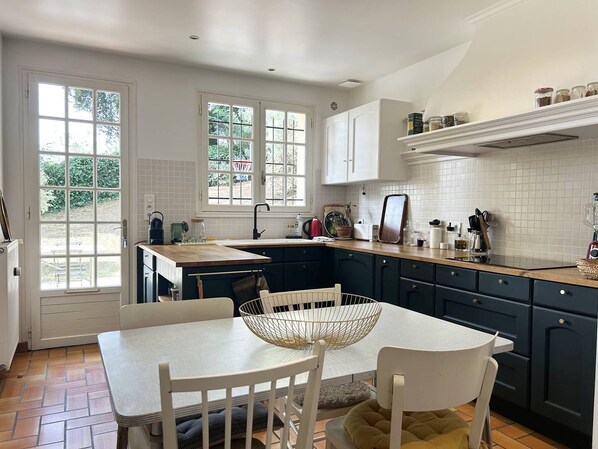 Kühlschrank, Mikrowelle, Ofen, Wasserkocher mit Kaffee-/Teezubehör