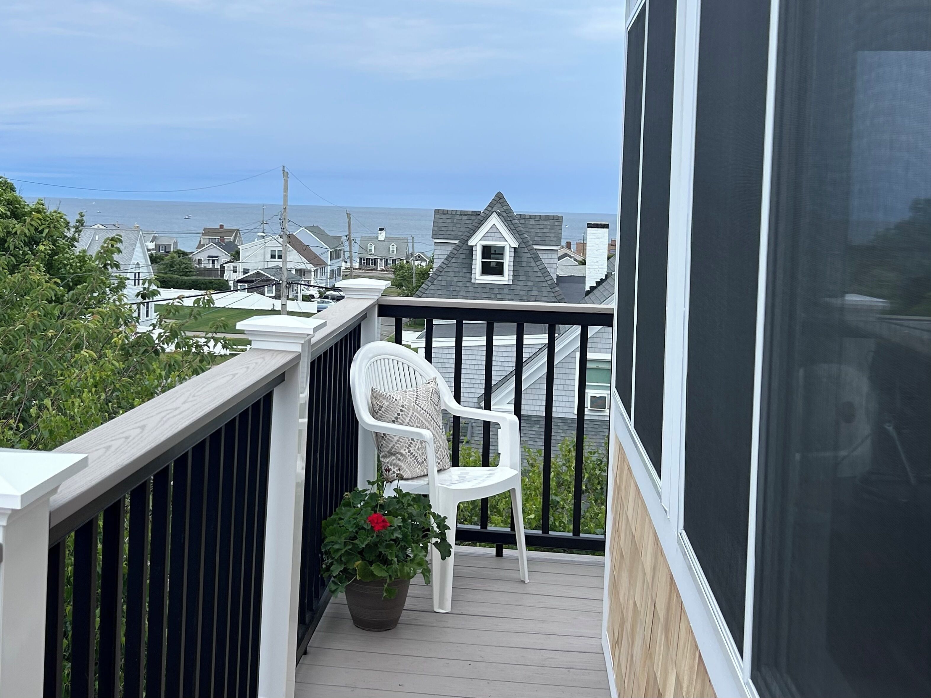 The Tower Beach House: Expansive ocean views from tower observatory room and widows walk.  2 blocks to beaches in Brant Rock beach community