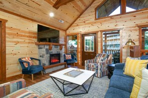 Älytelevisio, takka, kirjoja, stereot