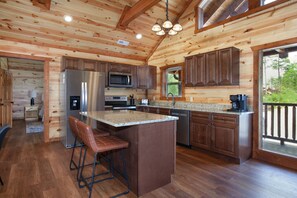 Kylskåp, mikrovågsugn, ugn och spishäll