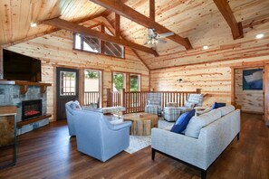 Smart-tv, eldstad, böcker och en stereo