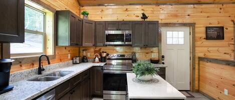 Frigorífico, microondas, horno y placa de cocina