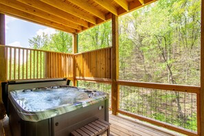 Outdoor spa tub - Allure Woods: View, HotTub, Outdoor Dining & Games (Sevierville)