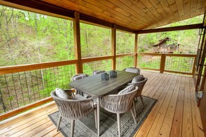 Outdoor dining - Allure Woods: View, HotTub, Outdoor Dining & Games (Sevierville)