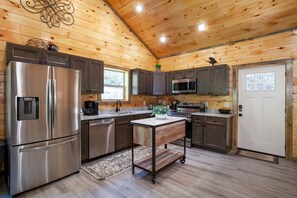 Fridge, microwave, oven, stovetop - Allure Woods: View, HotTub, Outdoor Dining & Games (Sevierville)