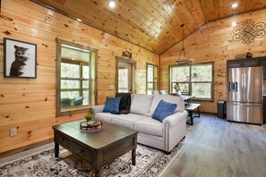 Smart TV, fireplace - Allure Woods: View, HotTub, Outdoor Dining & Games (Sevierville)