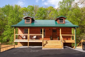 Exterior - Allure Woods: View, HotTub, Outdoor Dining & Games (Sevierville)