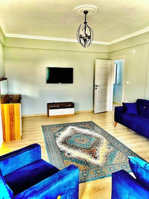 Apartamento grand, vista para a montanha | Área de estar | TV de tela plana, lareira, DVD player, pisos aquecidos