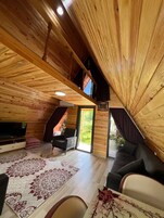 Casa de campo de luna de miel | Zona de estar | Una televisión de pantalla plana, una chimenea, un reproductor de DVD
