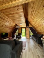 Casa de campo de luna de miel | Zona de estar | Una televisión de pantalla plana, una chimenea, un reproductor de DVD