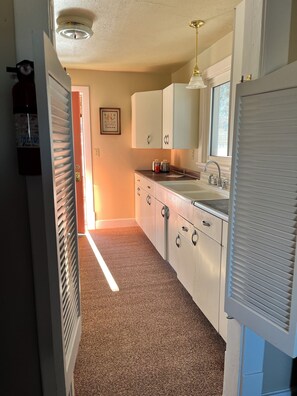 Fridge, microwave, oven, stovetop - Take it easy at this unique and tranquil getaway. (Guernsey)