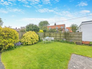 Outdoor dining - Discover coastal comfort with your perfect retreat in the heart of Beadnell. (Beadnell, near Chathill)