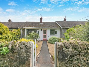 Exterior - Discover coastal comfort with your perfect retreat in the heart of Beadnell. (Beadnell, near Chathill)