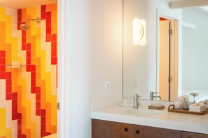 Designer-Toilettenartikel, Haartrockner, Bademäntel, Hausschuhe