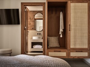 7 chambres, coffres-forts dans les chambres, bureau