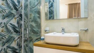 Apartemen Deluks | Kamar mandi | Shower, pancuran hujan, perlengkapan mandi gratis, dan pengering rambut