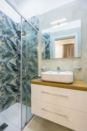 Deluxe Apartment | Bathroom | Shower, rainfall showerhead, free toiletries, hair dryer - DCR House Murales (Naples)