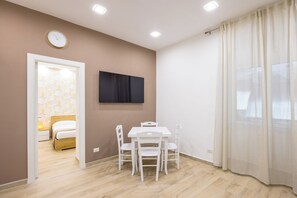 Departamento Deluxe | Área de sala de estar | Televisión LED de 50 pulgadas con canales digitales
