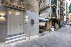 Front of property - DCR House Murales (Naples)
