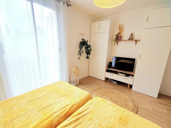 Tabla de planchar con plancha, wifi y ropa de cama