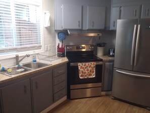 Een microgolfoven, een oven, een kookplaat