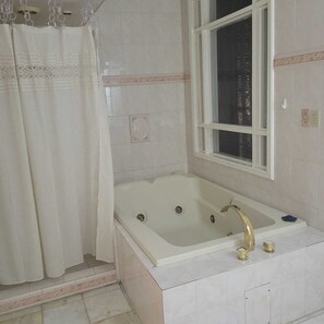 Shower, jetted bath, hair dryer, towels - Bright, big, pool, 5 min 2 beach (Carolina)