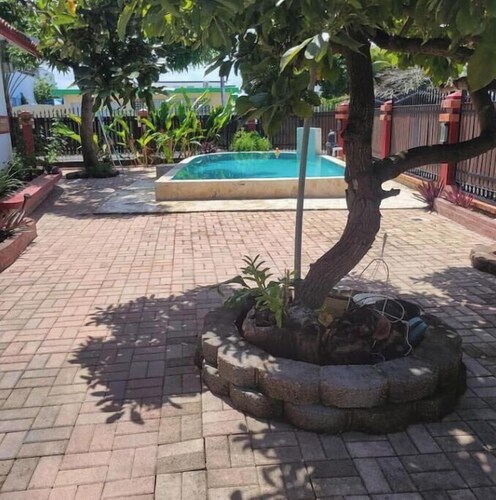 Bright, big, pool, 5 min 2 beach