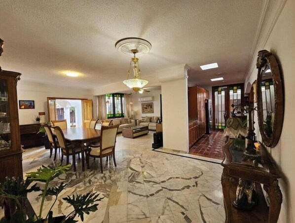 Interior - Bright, big, pool, 5 min 2 beach (Carolina)