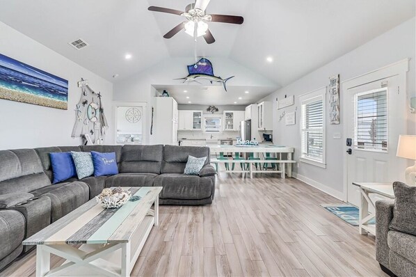 Una Smart TV, un reproductor de DVD, una mesa de tenis de mesa, libros