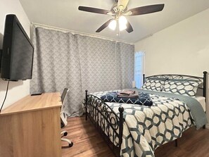 1 Schlafzimmer, Schreibtisch, Bügeleisen/Bügelbrett, Reisekinderbett