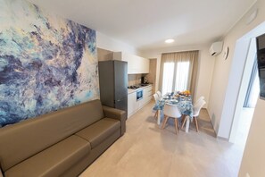 Superior-Apartment | Wohnbereich | 32-Zoll-LED-Fernseher mit Satellitenempfang