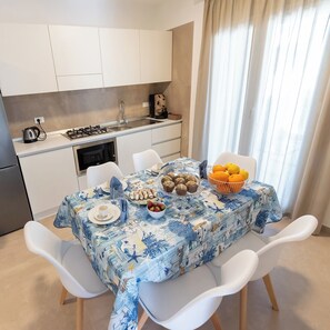 Apartamento superior | Cozinha privada | Geladeira grande, micro-ondas, cooktop, máquina de café expresso