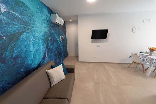Apartament estàndard | Sala d'estar | Televisor LED de 32 polzades amb canals per satèl·lit