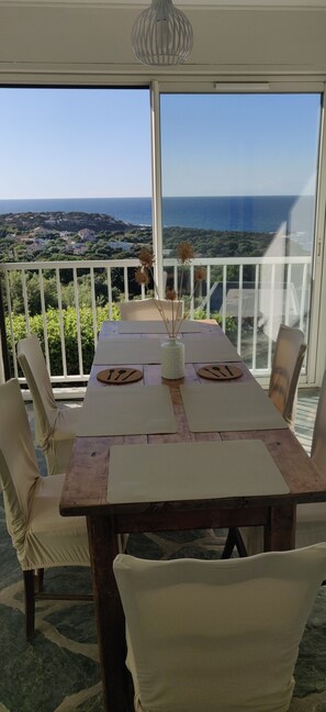 Dining - Maison vue mer Dans Jardin Clos de 5500 m², à 10 Minutes à Pied de la Plage ! (Corbara)