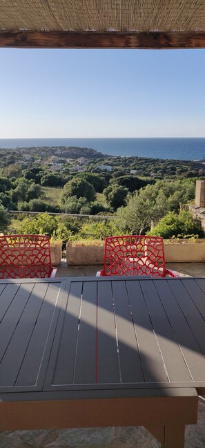 Outdoor dining - Maison vue mer Dans Jardin Clos de 5500 m², à 10 Minutes à Pied de la Plage ! (Corbara)