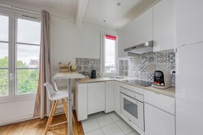 冷蔵庫、電子レンジ、オーブン、コンロ