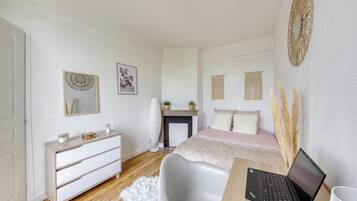 1 chambre, bureau, fer et planche à repasser, lit parapluie