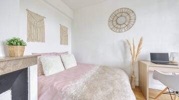 1 slaapkamer, een bureau, een strijkplank/strijkijzer, reisbedje