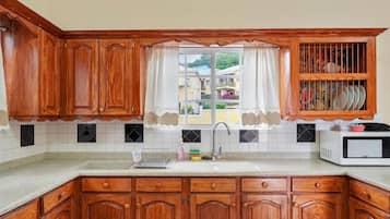 Appartement, 3 chambres, non-fumeurs | Cuisine privée | Grand réfrigérateur, micro-ondes, four, grille-pain
