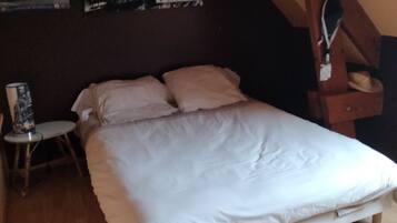4 bedrooms, desk, iron/ironing board, travel crib