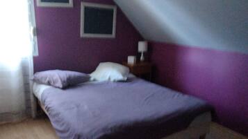 4 slaapkamers, een bureau, een strijkplank/strijkijzer, reisbedje