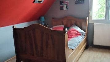 4 chambres, bureau, fer et planche à repasser, lit parapluie